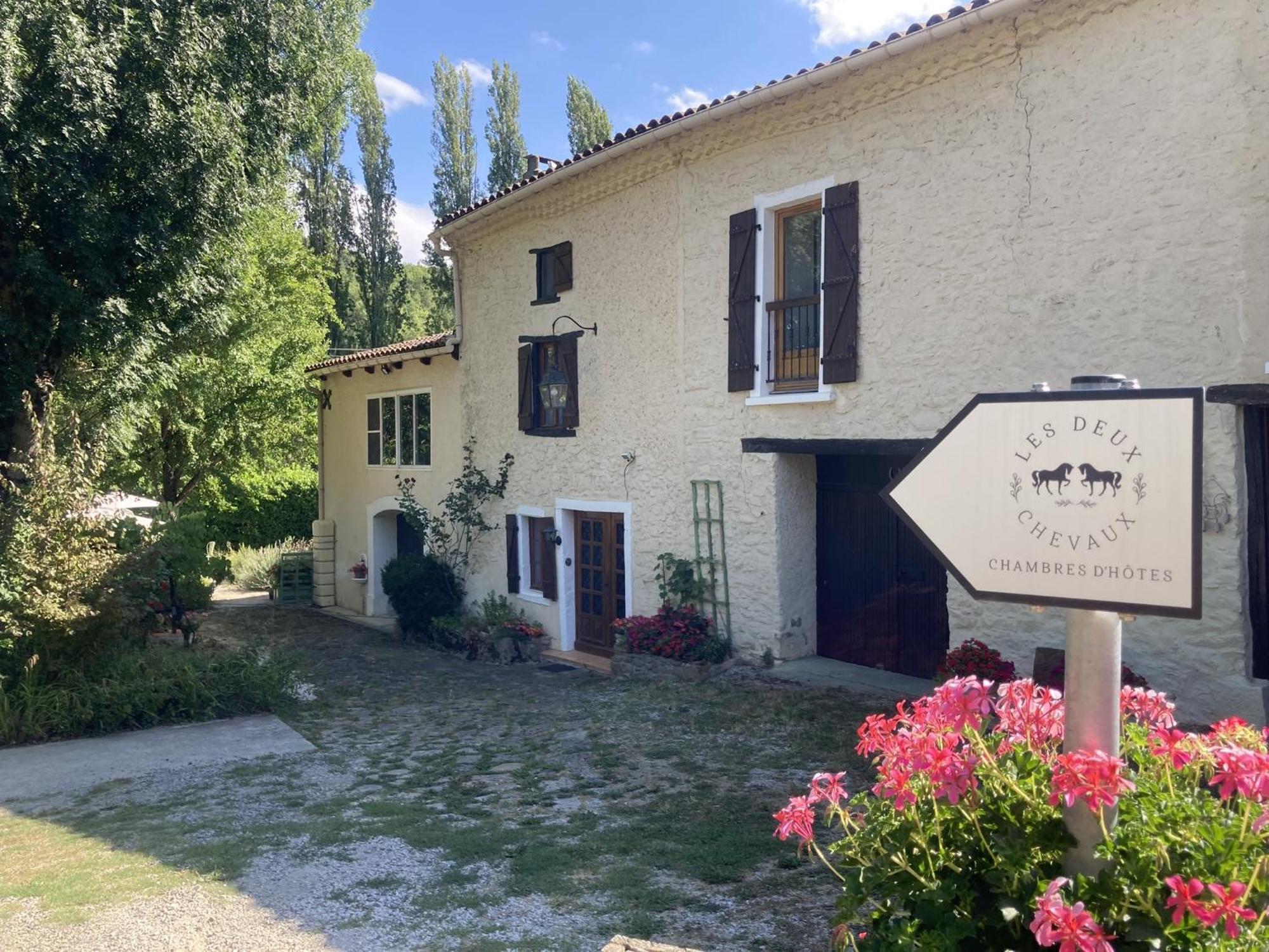 Les Deux Chevaux Chambres D'Hotes Rouvenac Экстерьер фото